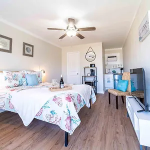 https://bb-unit-8-chic-studio-suite-w-cabana-pool-steps-to-beach.panamacity-beachhotels.com